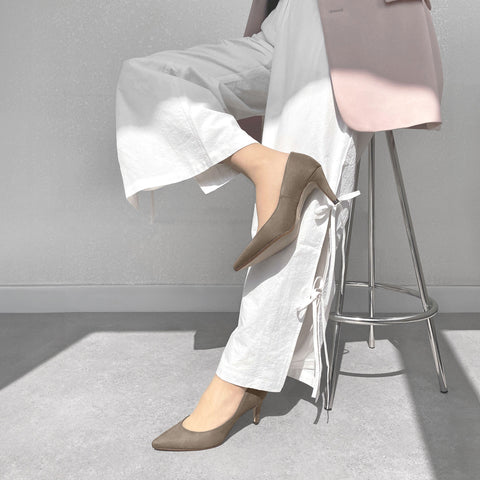 2025AW：iCoN COLORS：ポインテッドトゥ スエード パンプス（C76532）グレージュS/mamian（マミアン）