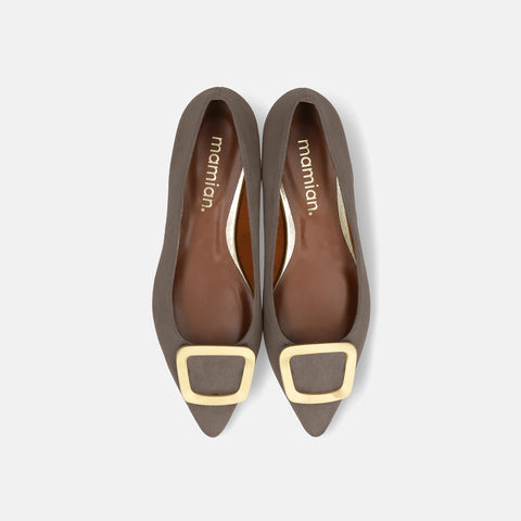 2025AW：ポインテッドトゥ バックル付き フラットシューズ（4785）グレージュS/mamian（マミアン）